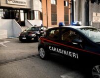 Giallo a Modena, uomo ucciso a coltellate nell’androne di un condominio