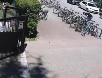 Reggio, come ti rubo la bici in un lampo [VIDEO]