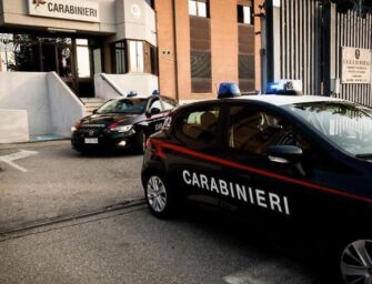 Modena, sacerdote aggredito alle spalle e accoltellato in centro storico