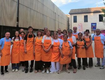 Reggio. In 700 alla “Grande cena” ai Chiostri di San Pietro