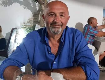 Ucciso dagli insetti davanti alla moglie