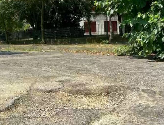 Reggio. Il parcheggio colabrodo davanti alla casa protetta di Pieve Modolena