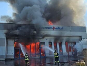 Mirandola. Si incendia capannone del biomedicale: 25 vigili del fuoco per domare le fiamme