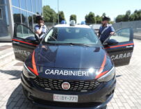 Casalgrande, investono un uomo nel parcheggio dopo aver rubato la borsa alla suocera