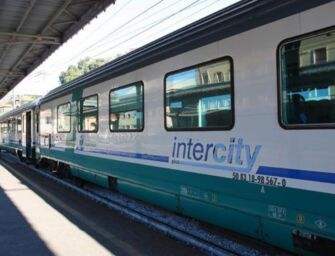Treno investe operaio, linea sospesa