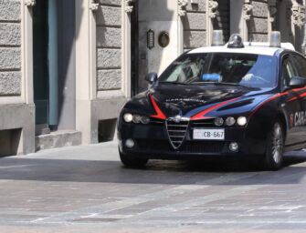 18enne spaccia in piazza Vittoria, denunciato