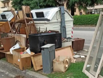 Reggio. Rifiuti ingombranti gettati in viale Piave, il Comune: è una pratica incivile