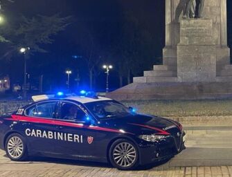 Reggio. In giro di notte in centro con coltelli e cocaina: arrestati due giovani di 23 e 25 anni