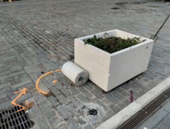 Reggio. Piazza Roversi, rotto piletto-cordolo