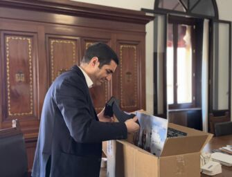 De Pascale svuota l’ufficio e trasloca