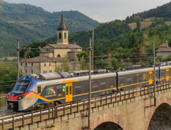 Trenitalia e regionali, più corse e servizi per le festività natalizie