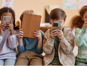 Troppo tempo davanti alla tv e con lo smartphone in mano per i bimbi emiliani