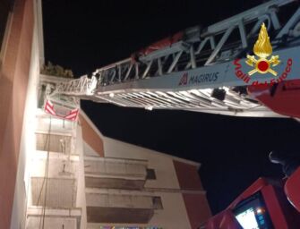 Incendio in casa a Carpi, famiglia di 5 persone con neonato messa in salvo dal balcone