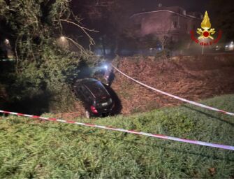 Formigine. Fuori strada, in bilico sulla sponda del canale, bloccata nell’auto