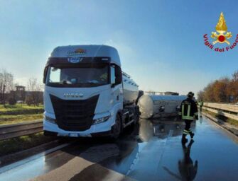 Camion si ribalta in tangenziale Pirandello, traffico in tilt a Modena