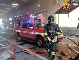 Sassuolo, vasto incendio in una ceramica