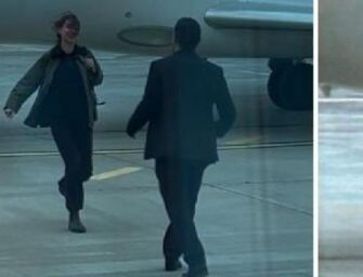 Cecilia Sala è libera, abbraccio con il compagno sulla pista di Ciampino