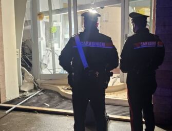 Montecchio. Fanno saltare in aria e poi svuotano il bancomat di Emilbanca