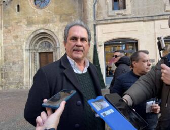 Fiore (Fn) contestato a Reggio Emilia (video)