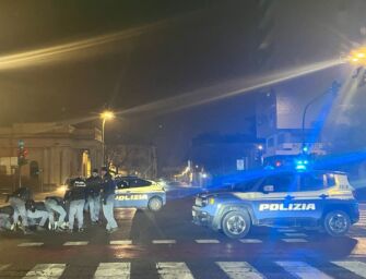 Reggio. Sdraiato all’incrocio di via Emilia San Pietro: 3 volanti e 7 agenti per bloccarlo