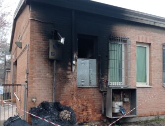 Modena. Brucia un cassonetto e danneggia la scuola di San Damaso che resta chiusa