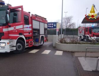 Fuoco in garage Esselunga a Modena