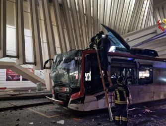 Bus si schianta e poi esplode alla Mediopadana di Reggio: due feriti