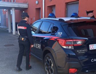 Aggredito a calci, pugni e bottigliate in un bar di Cadelbosco: denunciati due giovani