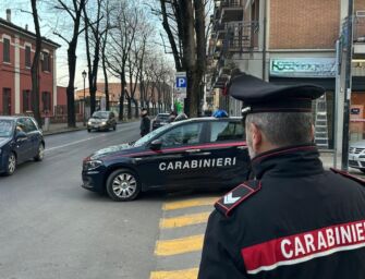Reggio. Ferisce uomo con un coltello e lancia sassi ai militari: denunciato