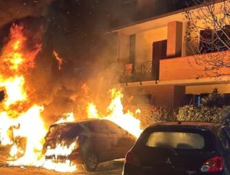 Due auto a fuoco nella notte a Salvaterra: non si esclude la pista dell’incendio doloso