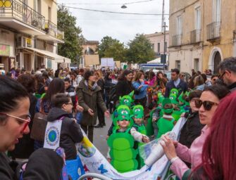 Dopo Piacenza, mercoledì la Marcia dei bruchi invade il centro di Reggio