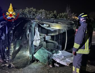 Reggio. Esce di strada e il suv si ribalta: grave una donna di 50 anni