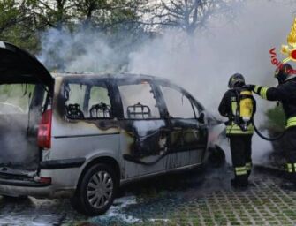 Reggio. Auto a fuoco in via Cisalpina: macchina distrutta ma nessun ferito