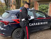 Fabbrico. Aggredisce e minaccia il figlio minorenne, l’altra figlia chiama il 112: arrestato