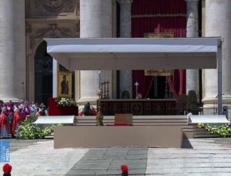 A San Pietro addio a papa Francesco davanti a 150.000 persone