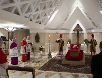 Il rito della constatazione della morte e della deposizione nella bara della salma di papa Francesco