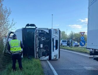 Mezzo pesante si ribalta a Casalpò (Poviglio), chiusa temporaneamente la Sp 111