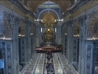 A San Pietro già oltre 50.000 persone per l’ultimo saluto a papa Francesco. La diretta video