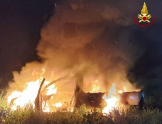 Reggio, pick-up in fiamme di notte in un campo. I vigili del fuoco: incendio doloso
