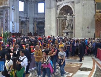 A San Pietro già oltre 130.000 persone per l’ultimo saluto a papa Francesco: la diretta video