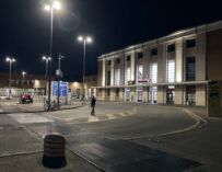 Incidente in stazione a Reggio: si avvicina troppo al binario e viene trascinato da un treno