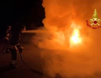 Auto e furgone in fiamme nella notte a Reggiolo: si indaga sulla natura del rogo
