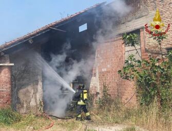 Incendio in un fabbricato a uso agricolo a Luzzara, danni al tetto della struttura