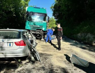 Schianto auto-camion sulla Statale 63 del Cerreto: ragazzo di 22 anni in ospedale in codice rosso