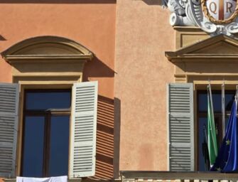 Esposto un lenzuolo bianco dal Comune: anche Reggio aderisce alla campagna “50.000 sudari per Gaza”