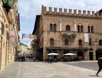 Reggio. Tentano di rubare mille euro di vestiti e giacche in un negozio: arrestate tre donne