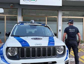 Felina. Ubriaco molesto in piazza, poi minaccia gli agenti e danneggia l’ufficio della polizia: denunciato