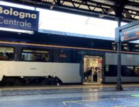Cavi danneggiati a Bologna, l’ipotesi del dolo. Rallentata la circolazione dei treni