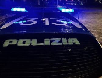 Reggio. Vede i poliziotti e tenta la fuga, nel borsello aveva hashish e i soldi dello spaccio: denunciato