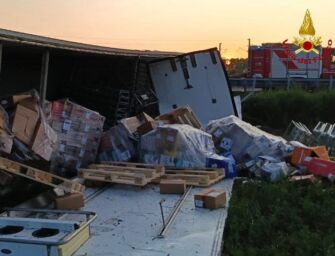 Incidente all’alba sull’A1 tra Reggio e Modena: camion fuori strada, illeso l’autista